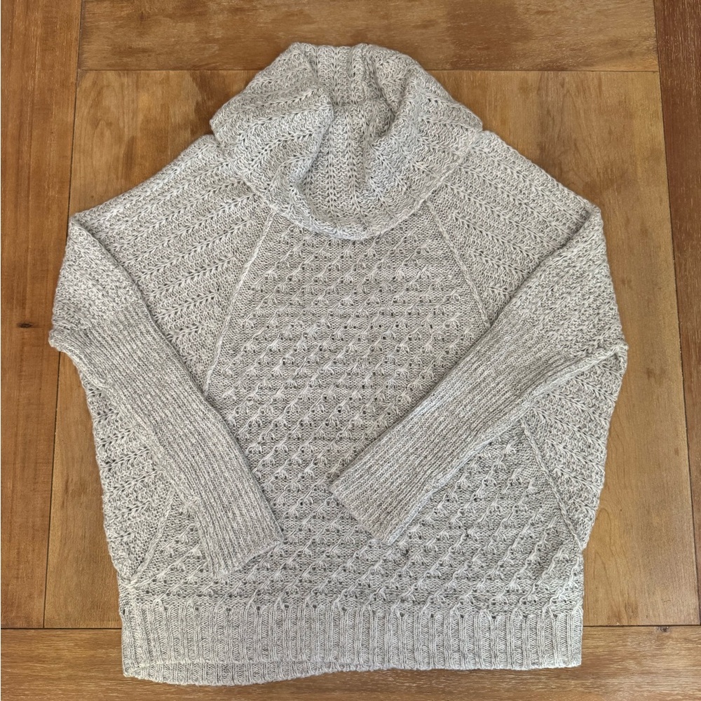 SMALL: APT9 gray & white sweater